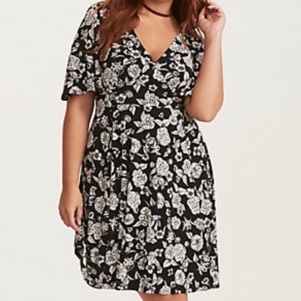 Torrid Black & White Floral Print Flutter Sleeve Dress 3X